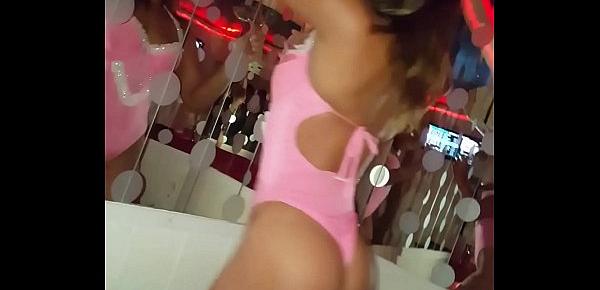  Conejita con un chupachups en un privado de un club